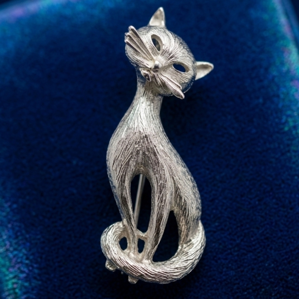 Vintage Monet Silver Tone Textured Sitting Cat Brooch Open Eye Pin Signed